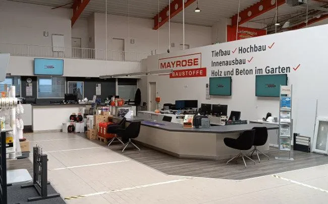 Beratungsbereich in einem Baumarkt mit digitalen Anzeigen