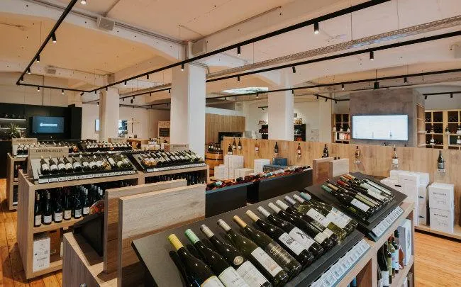 Weinregale in einem Fachgeschäft