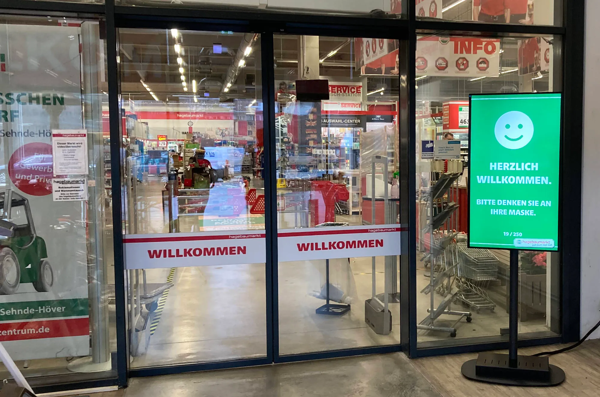 Digitale Kundenampel am Eingang eines hagebaumarkts