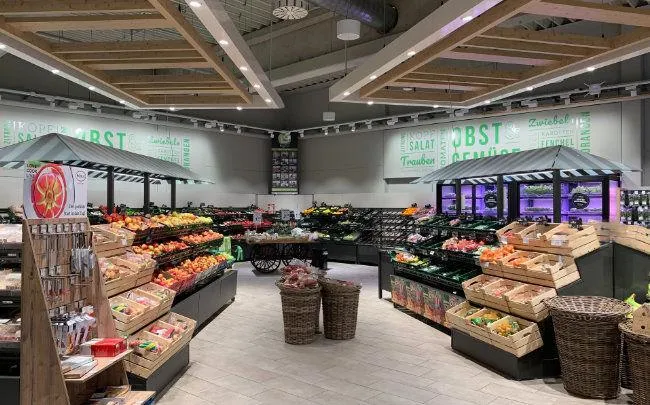 Obst- und Gemüseabteilung eines EDEKA-Markts